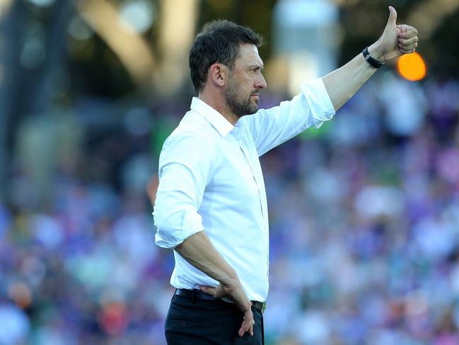 PERTH, AUSTRALIA - JANUARY 11: Tony Popovic of the Perth Glory gives his players the thumbs up during the round 14 A-League match between the Perth Glory and Adelaide United at HBF Park on January 11, 2020 in Perth, Australia. (Photo by James Worsfold/Getty Images)
