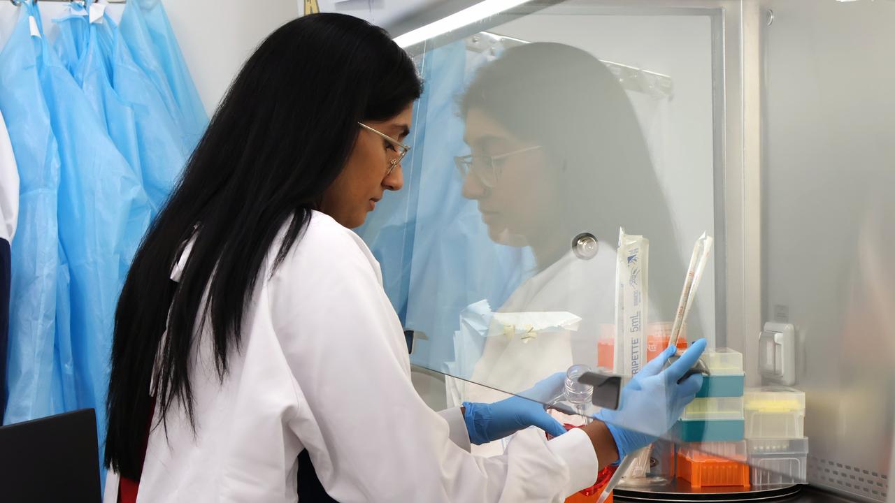 Dr Sanuri Liyanage from SAHMRI in her laboratory.