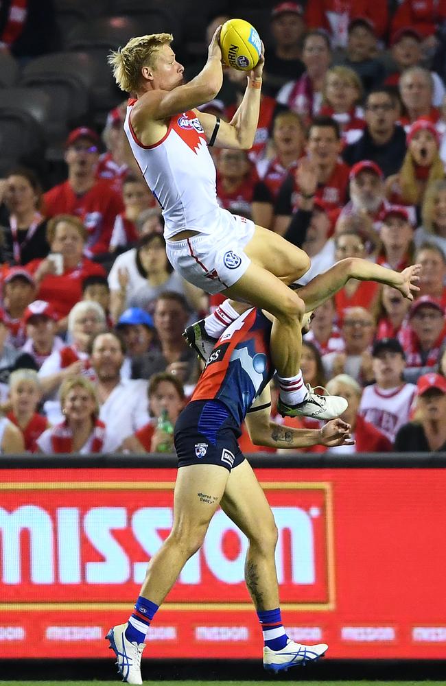 Isaac Heeney pulls down a hanger in the opening minutes against Western Bulldogs. Picture: Quinn Rooney/Getty Images. 