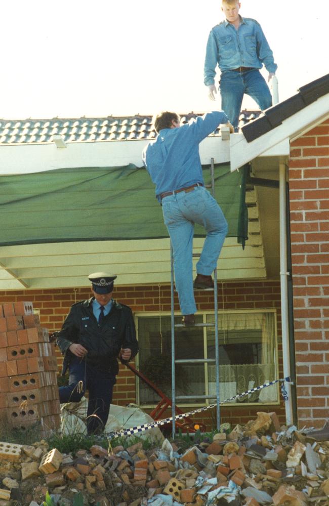 Detectives inspect Milat’s house after his arrest in May 1994. Picture: Jeff Darmanin/Macarthur Chronicle