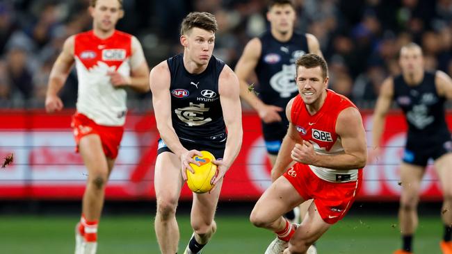 The star midfielder leading his side to victory in the elimination final. Picture: Dylan Burns/AFL Photos