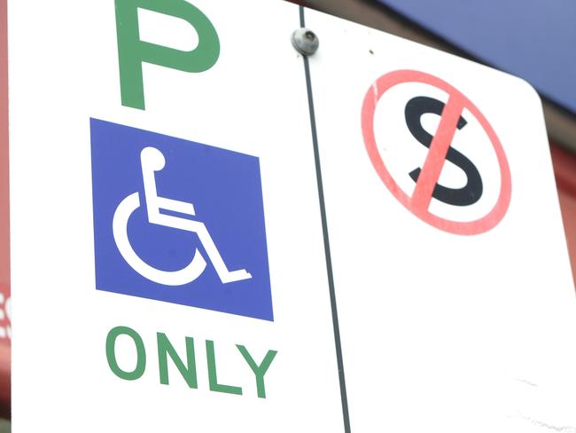 n33ms505 Disabled parking sign and painted symbol