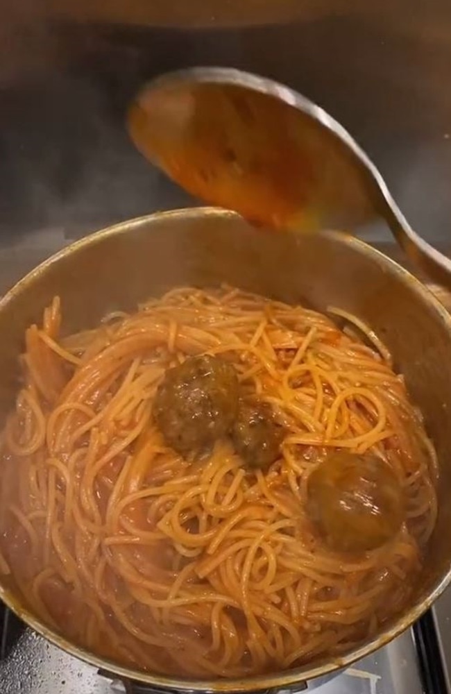 Beef stock cube in whilst boiling pasta…thoughts? 👀 I currently have covid  and I'm doing my best to try and taste something 😅 or is this just  wrong?!? : r/CasualUK