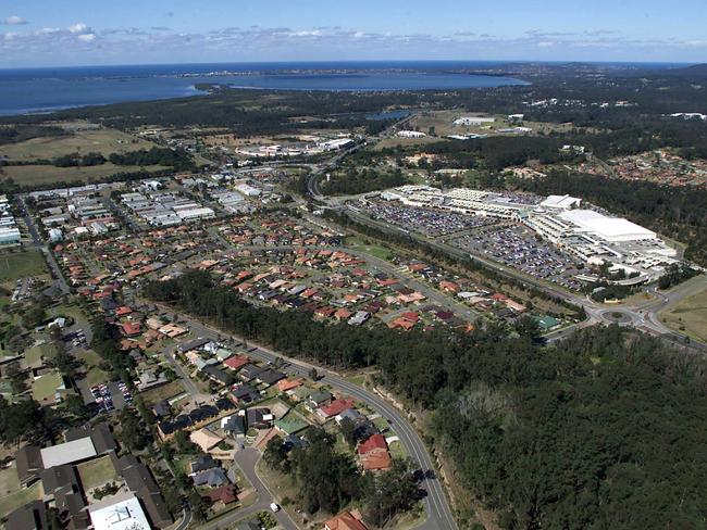 AUGUST 23, 2001 : Aerial view of Wyong on Central Coast, 23/08/01. Pic Glenn Dickerson.NSW / Town