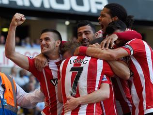 LONDON, ENGLAND - MAY 08: Steven Davis of Southampton celebrates with team mates after scoring his second goal during the Barclays Premier League match between Tottenham Hotspur and Southampton at White Hart Lane on May 8, 2016 in London, England. (Photo by Mike Hewitt/Getty Images)