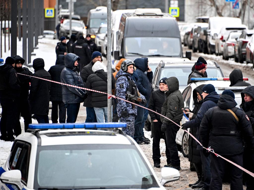 A view of the blast scene, which killed the commander of Russian armed forces' chemical, biological and radiation defence troops, Igor Kirillov, and his deputy, according to the Russian Investigative Committee, outside a residential building on Ryazansky Avenue in Moscow on December 17, 2024. (Photo by Alexander NEMENOV / AFP)