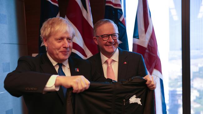 Mr Albanese gifts British Prime Minister Boris Johnson some Rabbitohs merch during the summit. Picture: PMO