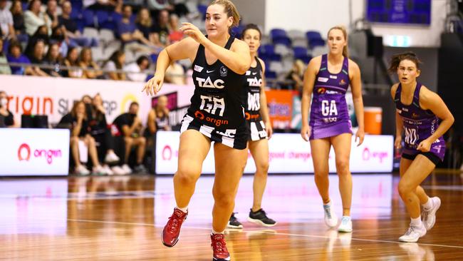 Collingwood shooter Sophie Garbin in action for the Magpies