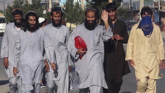 Afghan Taliban prisoners from Bagram Prison walk to reedom in Kabul. Picture: AP