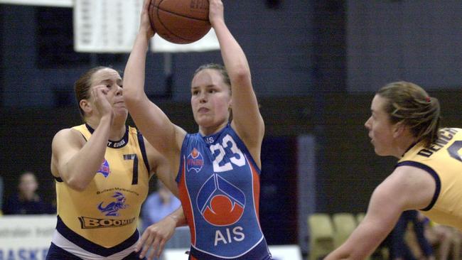 Kelly Wilson (ball) playing for the AIS against Melbourne Bulleen in a WNBL game in 2012.