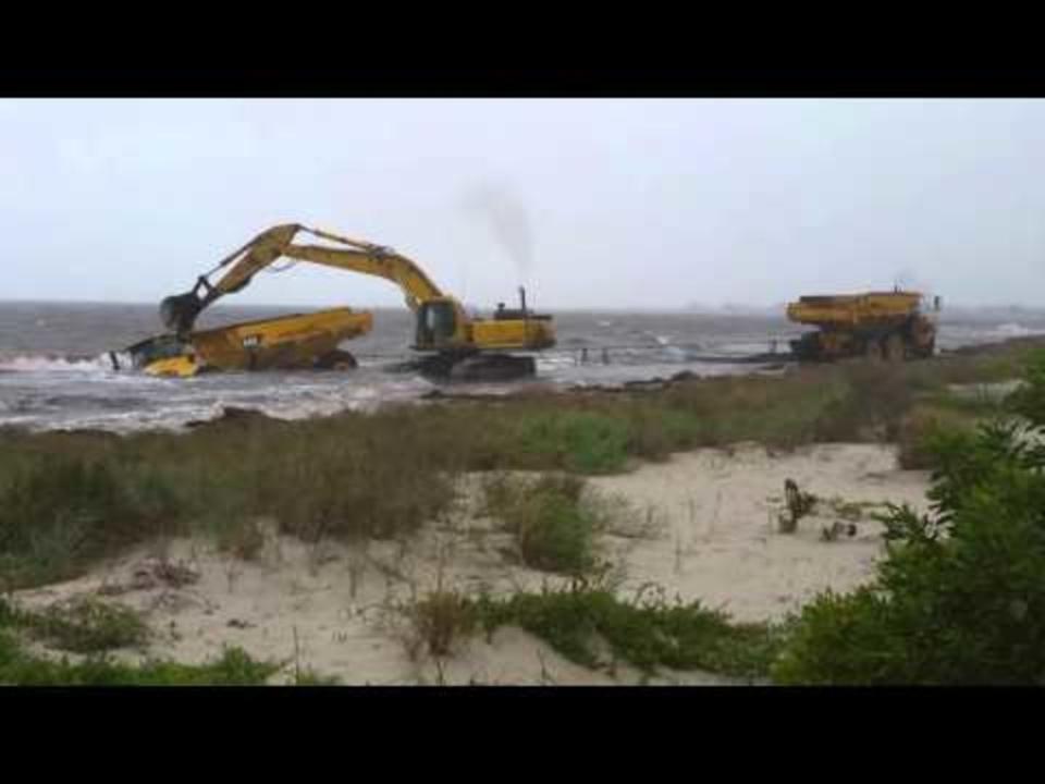 King tide leaves earthmoving machinery stranded on Kingston Beach — 2016