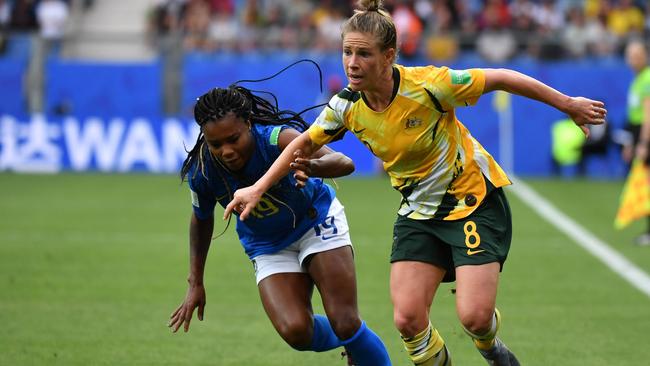 Brazil's forward Ludmila da Silva (L) vies for the ball with Australia's midfielder Elise Kellond-Knight during the France 2019 Women's World Cup Group C football match between Australia and Brazil, on June 13, 2019, at the Mosson Stadium in Montpellier, southern France. (Photo by Pascal GUYOT / AFP)