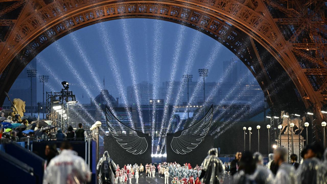 Delegations arrive on the Iena Bridge and the Eiffel Tower. Photo by Loic Venance - Pool/Getty Images.