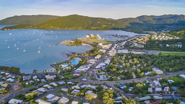 Panorama aerial view of the main street of Airlie beach with Pioneer bay and boats in background, Airlie Beach,Queensland,Australia Photo - Getty Escape 4 Dec 2022 101 Airlie Beach