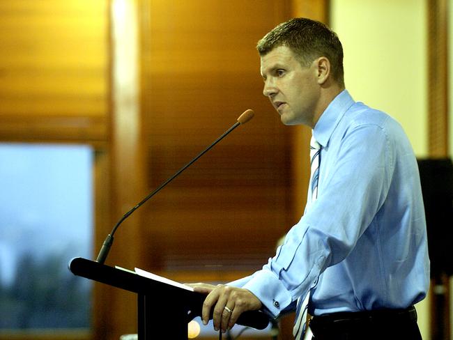 Speaking at a debate in 2007 in Manly.