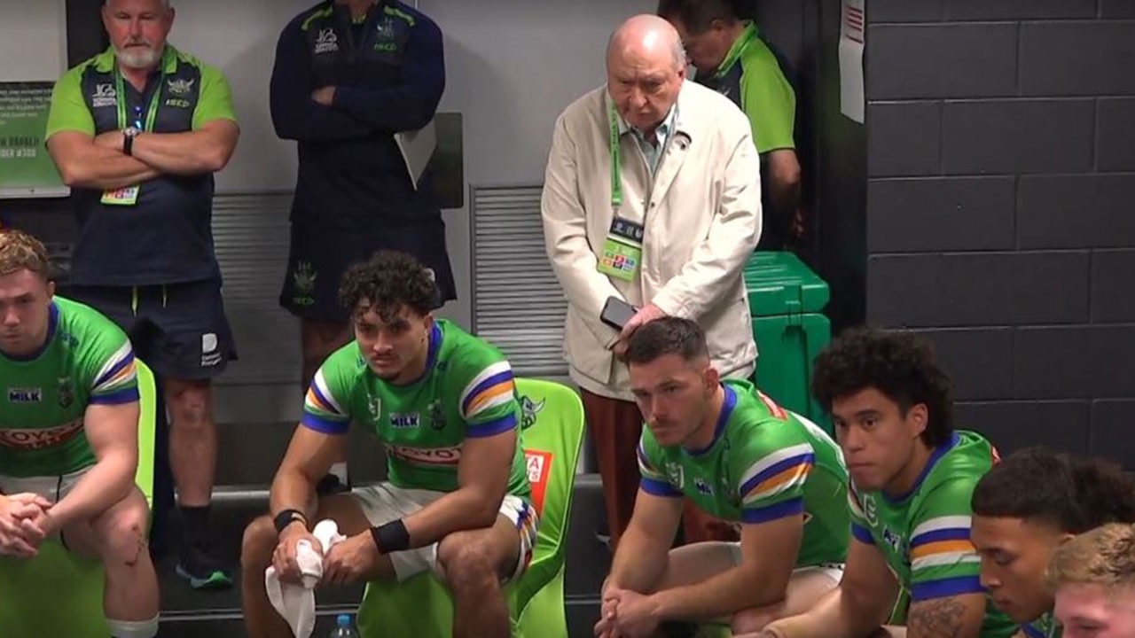 Alan Jones watches on during Ricky's halftime address to players. Pic: Fox Sports