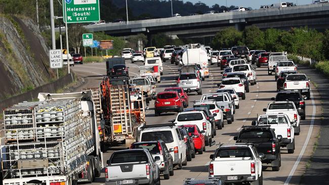 M1 traffic southbound at Helensvale at 4.30pm on a weekday. Picture: Nigel Hallett.