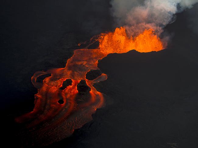 Hawaiian volcano Kilauea spews lava high into air in majestic fountain  display