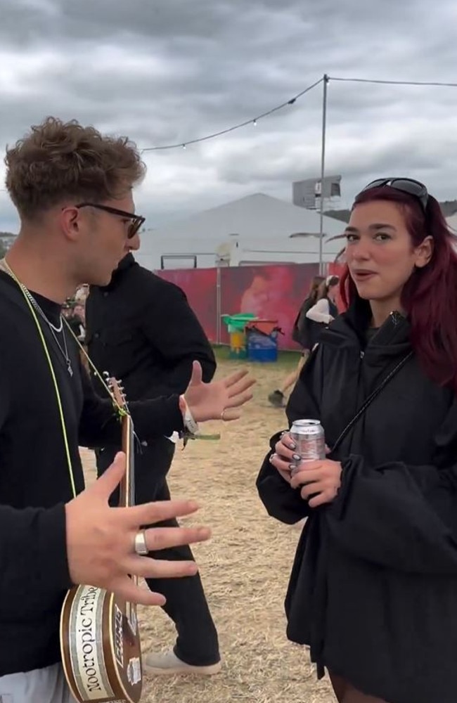 The busker stopped Dua Lipa in her tracks to play her his music on a ukulele.