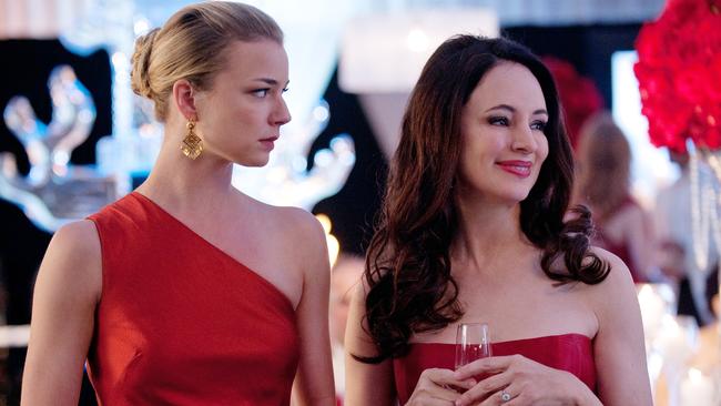 REVENGE - EMILY VAN CAMP and MADELEINE STOWE