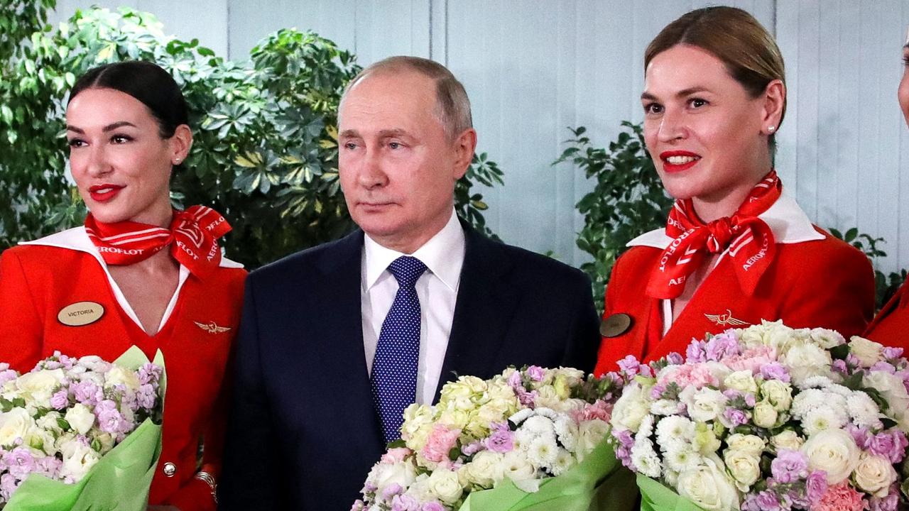 Le président russe Vladimir Poutine pose avec les agents de bord d’Aeroflot