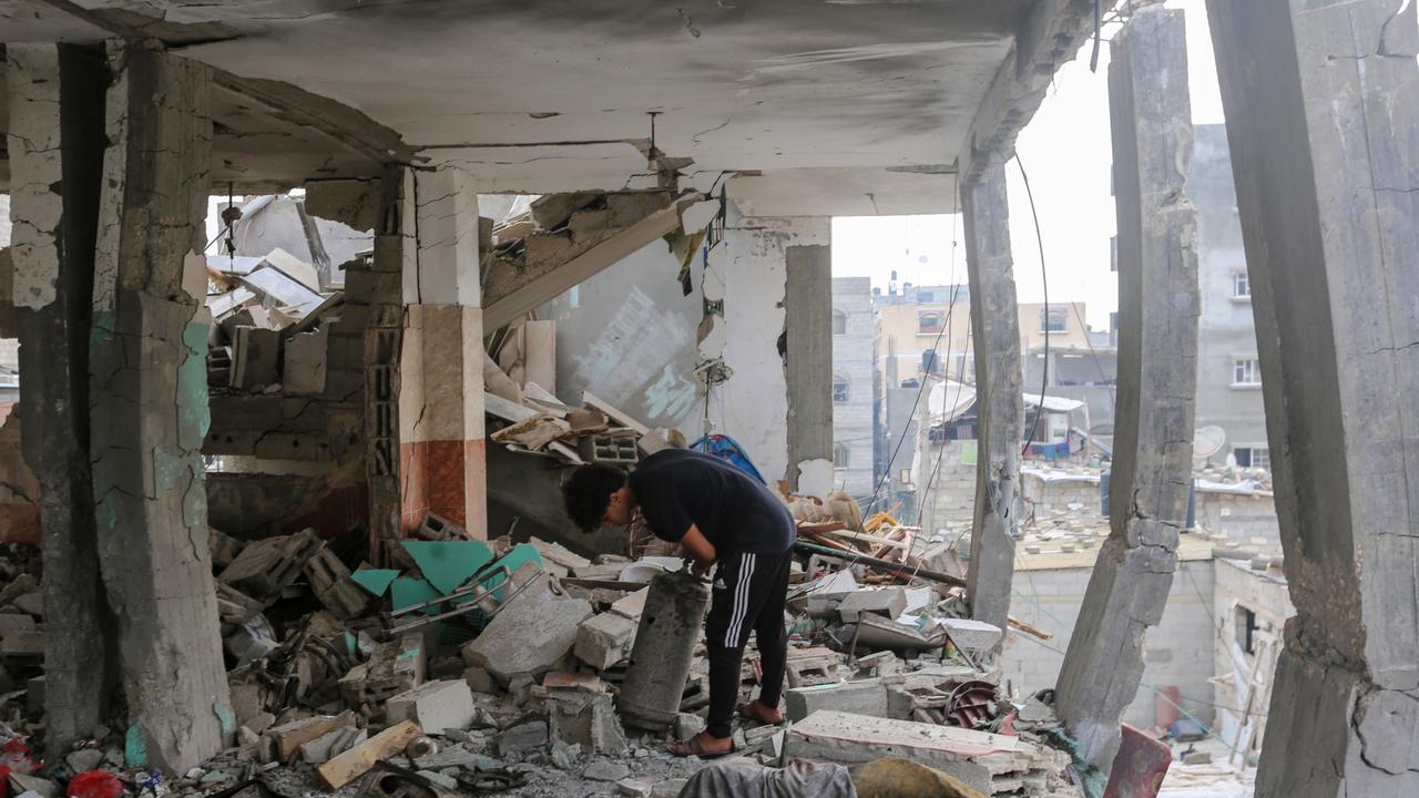 People search through buildings that were destroyed during Israeli air raids in the southern Gaza Strip on October 28, 2023 in Khan Yunis. (Photo by Ahmad Hasaballah/Getty Images)