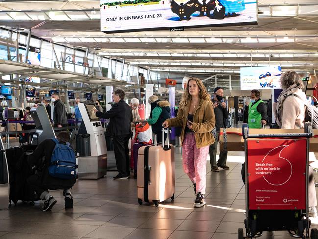 SYDNEY, AUSTRALIA - NewsWire Photos , JUNE 25, 2022: Generic of Sydney airport .Sydney Airport's busiest period in more than two years to begin,  queues already in the hundreds as airports brace for holiday chaos  Picture: NCA NewsWire / Flavio Brancaleone