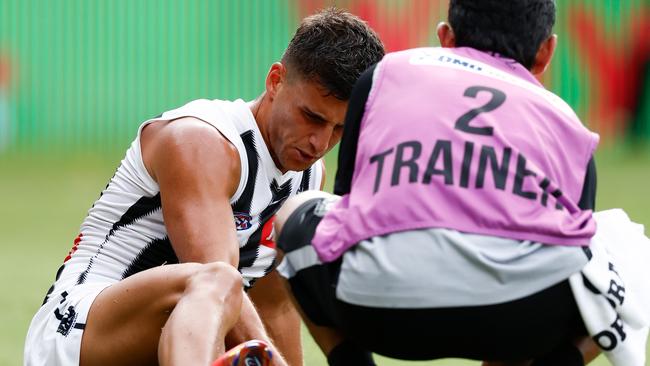 SYDNEY, AUSTRALIA - MARCH 09: Nick Daicos of the Magpies is seen injured during the 2025 AFL Opening Round match between the GWS Giants and the Collingwood Magpies at ENGIE Stadium on March 9, 2025 in Sydney, Australia. (Photo by Michael Willson/AFL Photos via Getty Images)