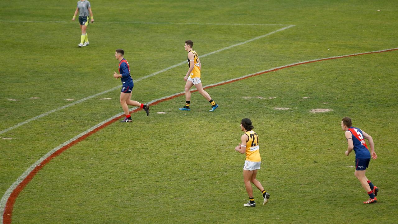 Players run off from starting positions during the round 18 VFL match between Coburg and Werribee. (Photo by Darrian Traynor/Getty Images)