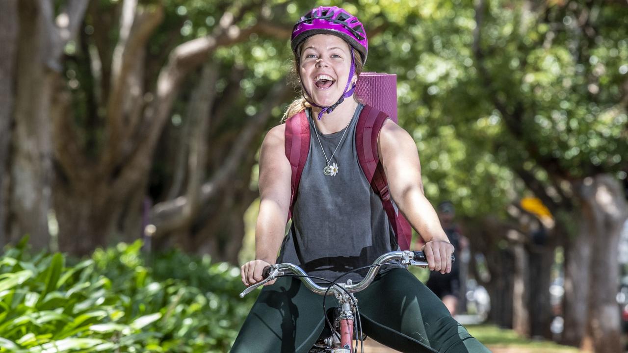 Andre McMillan on her way for some yoga in Queens Park. Thursday, February 17, 2022. Picture: Nev Madsen.