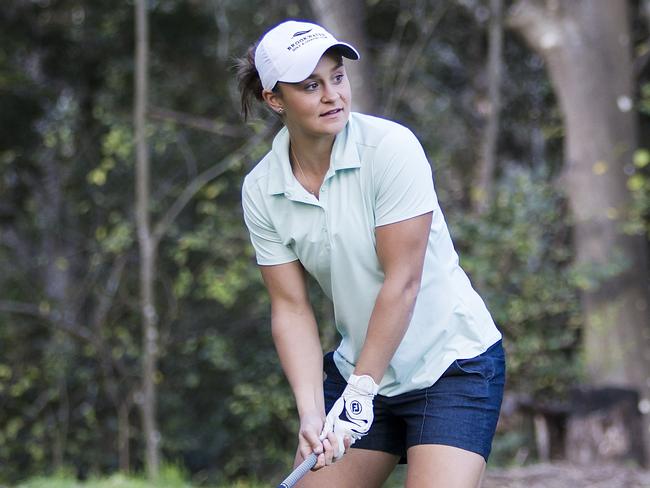 Why golf experts think Barty can give pro ranks a shake