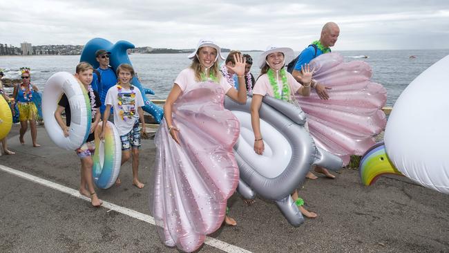 On the way to the race. (AAP IMAGE / Troy Snook)