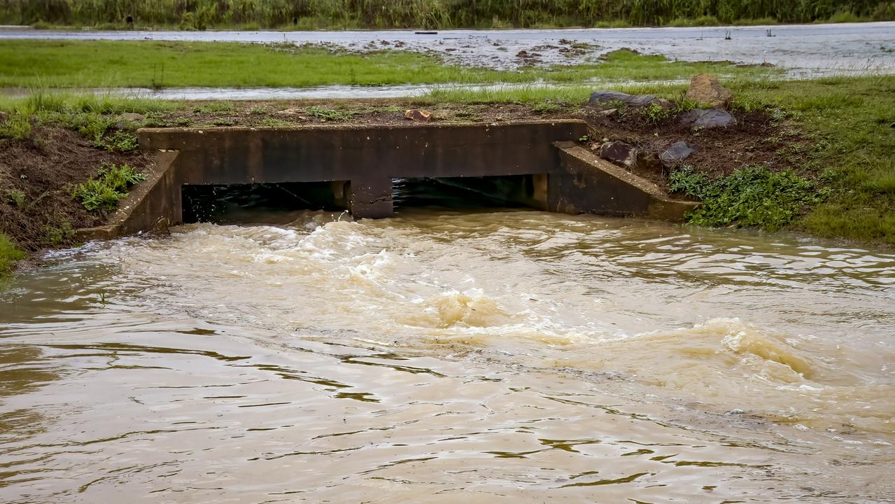 Up to 80mm of rain in Kingaroy, flooding streets and school The