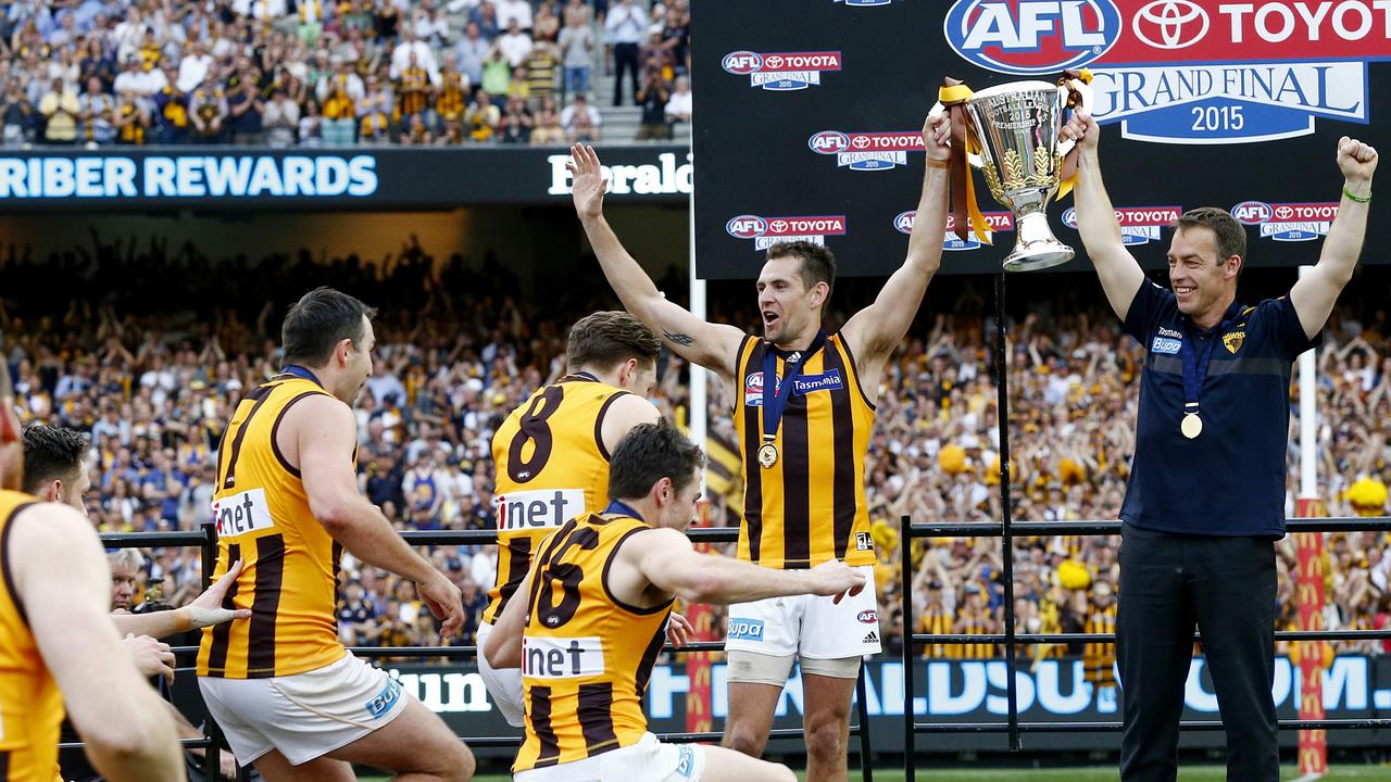 Luke Hodge and Alastair Clarkson raise the cup in 2015.