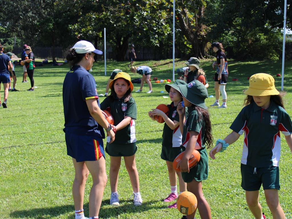 Mega Gallery: Adelaide Crows AFLW stars mix it with Whitfield State School  | Geelong Advertiser