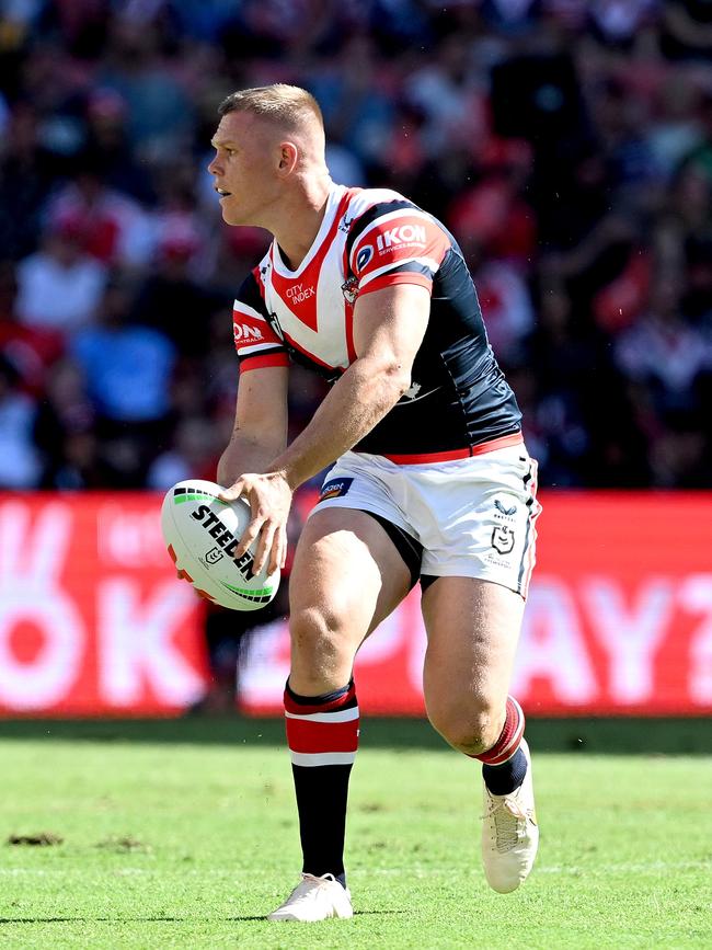 BRISBANE, AUSTRALIA - MARCH 05: Lindsay Collins of the Roosters passes the ball during the round one NRL match between the Dolphins and Sydney Roosters at Suncorp Stadium on March 05, 2023 in Brisbane, Australia. (Photo by Bradley Kanaris/Getty Images)