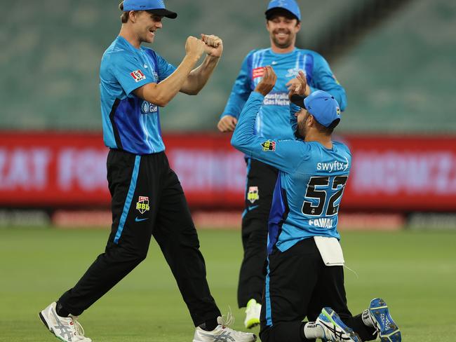 MELBOURNE, AUSTRALIA - JANUARY 23: Fawad Ahmed of the Strikers celebrates taking a catch to dismiss Usman Khawaja of the Thunder during the Men's Big Bash League match between the Sydney Thunder and the Adelaide Strikers at Melbourne Cricket Ground, on January 23, 2022, in Melbourne, Australia. (Photo by Robert Cianflone/Getty Images)