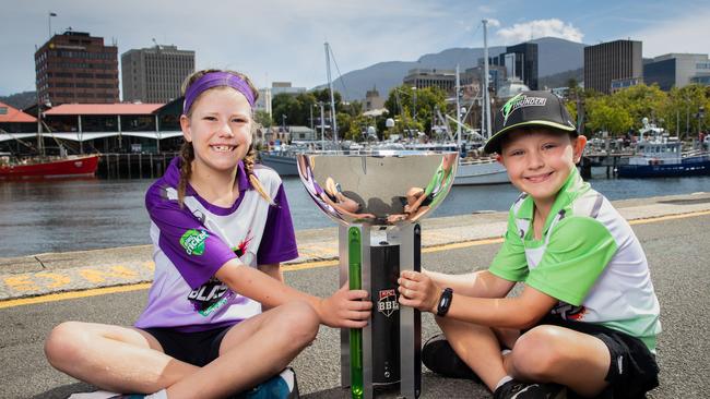 Woolworths Cricket Blast first XI in Hobart prior to the BBL Grand Final. Hobart Hurricanes fan Frankie Mountney aged 8 from Tasmania and Sydney Thunder fan Julian Cashman aged 8 from New South Wales. Picture: Linda Higginson