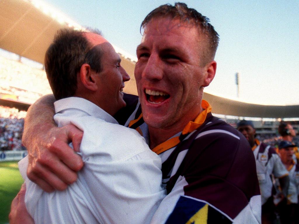 Bennett hugs Brad Thorn after the Broncos defeated Canterbury in the 1998 NRL Grand Final.