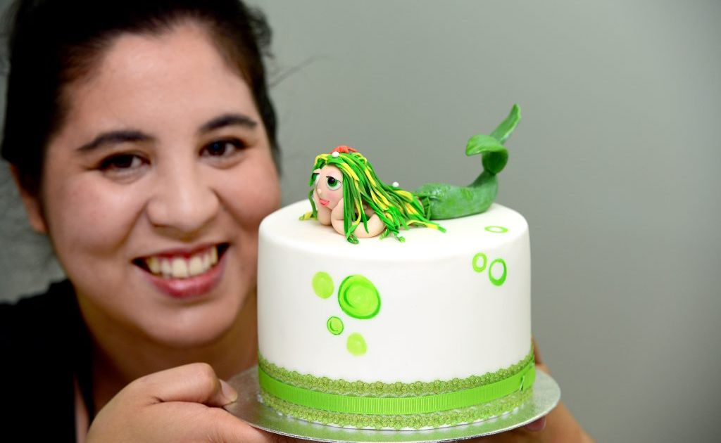 Monique Teghe from Party 2 U shows off her cake decorating skills, techniques she will be sharing in classes. Photo Sharyn O'Neill / The Morning Bulletin. Picture: Sharyn O'Neill ROK270513scake11