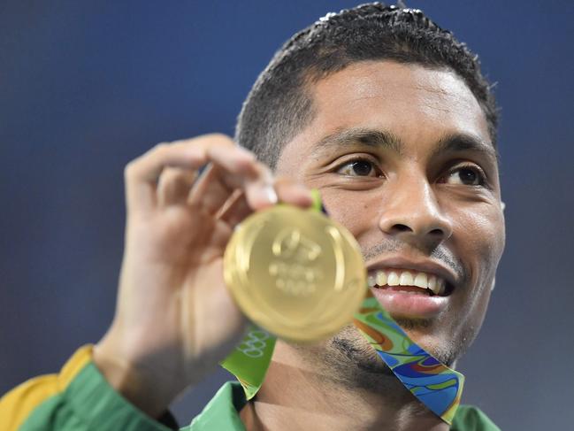 South Africa's Wayde van Niekerk (gold medal) poses during the podium ceremony for the men's 400m during the athletics event at the Rio 2016 Olympic Games at the Olympic Stadium in Rio de Janeiro on August 15, 2016. / AFP PHOTO / Fabrice COFFRINI