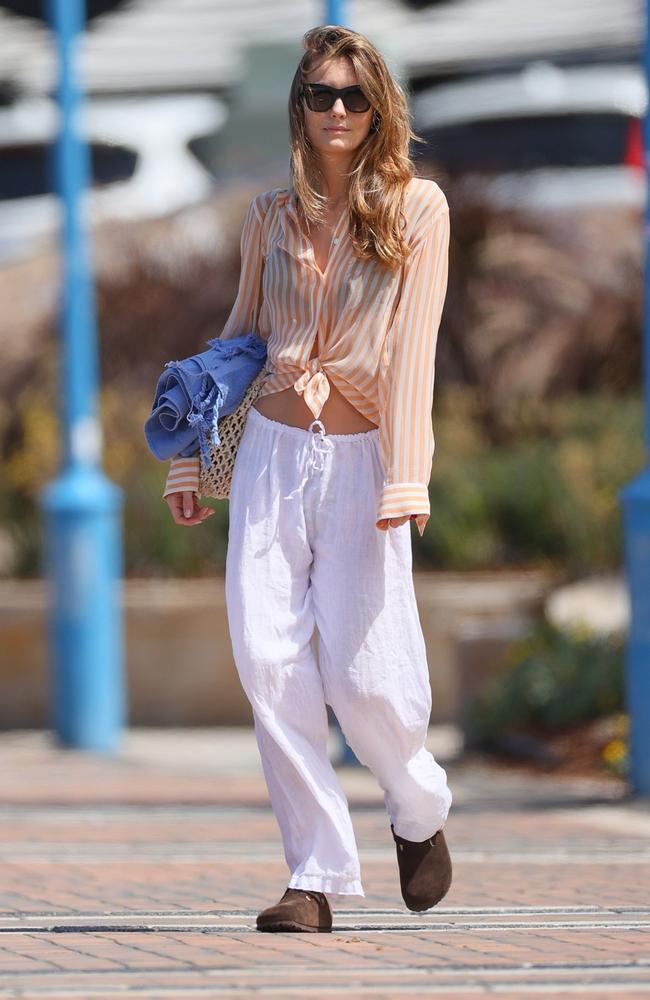 Aussie Actress Leila George was unrecognisable while walking around Coogee Beach on December 19. Picture: KHAPBM / BACKGRID