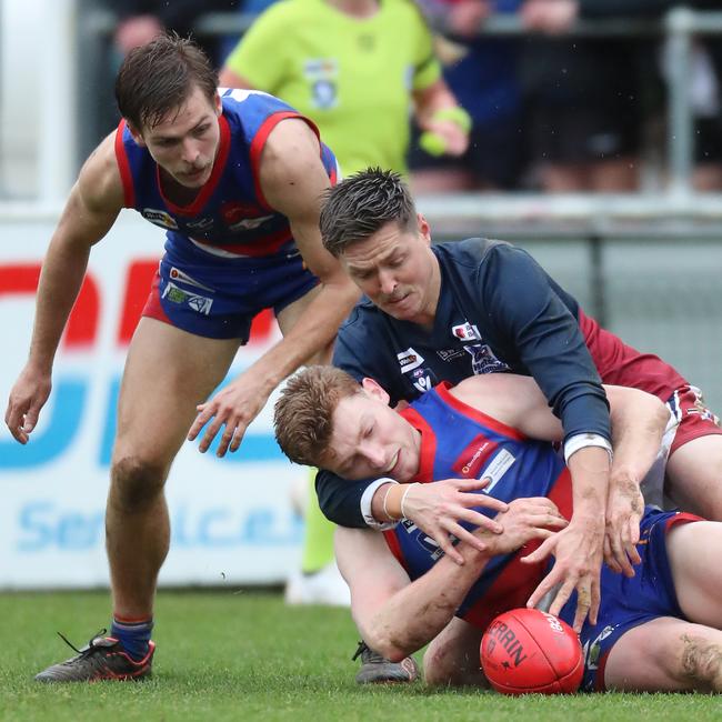 Gisborne’s Zachary Vescovi is caught high by Sandhurst opponent Fergus Greene.