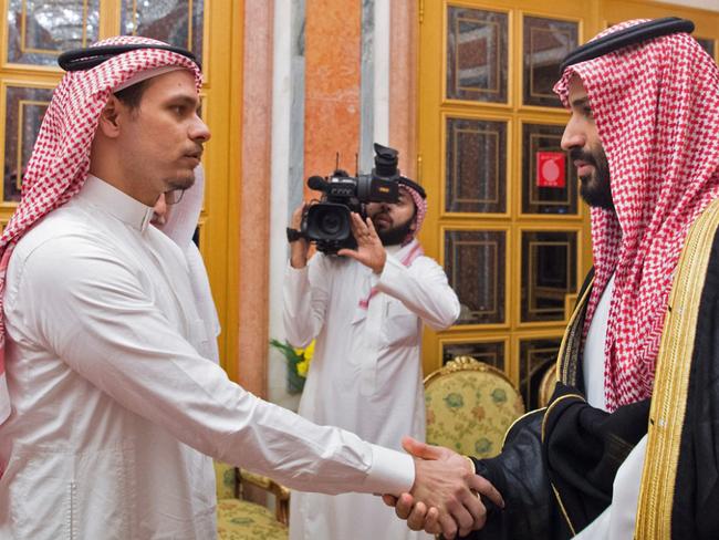 TOPSHOT - A handout picture provided by the Saudi Press Agency (SPA) on October 23, 2018 shows Saudi Crown Prince Mohammed bin Salman meeting with family members of slain journalist Jamal Khashoggi in Riyadh. - The Saudi rulers met with Khashoggi's son Salah and brother Sahel at the royal palace, state-run news agency SPA reported. The report said King Salman and Prince Mohammed offered their condolences to the family of the Saudi journalist. (Photo by Handout / SPA / AFP) / === RESTRICTED TO EDITORIAL USE - MANDATORY CREDIT 