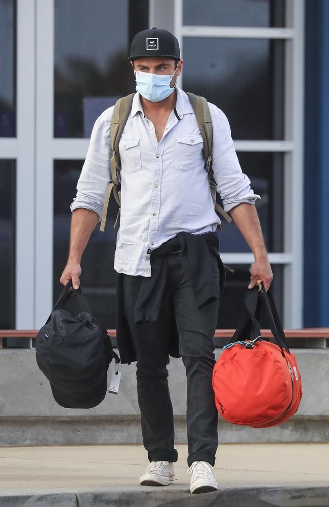 Zac Efron disembarks. Picture: MEDIA-MODE.COM