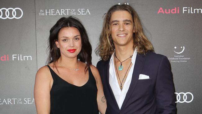 Pirates Of The Caribbean Dead Men Tell No Tales Actor Brenton Thwaites Girlfriend Chloe Pacey
