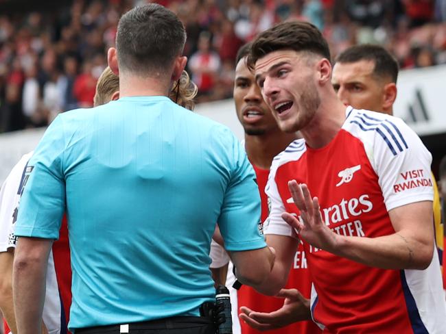 LONDON, ENGLAND - AUGUST 31: Declan Rice of Arsenal interacts with match referee Chris Kavanagh after being shown a second yellow card during the Premier League match between Arsenal FC and Brighton & Hove Albion FC at Emirates Stadium on August 31, 2024 in London, England. (Photo by Ryan Pierse/Getty Images)