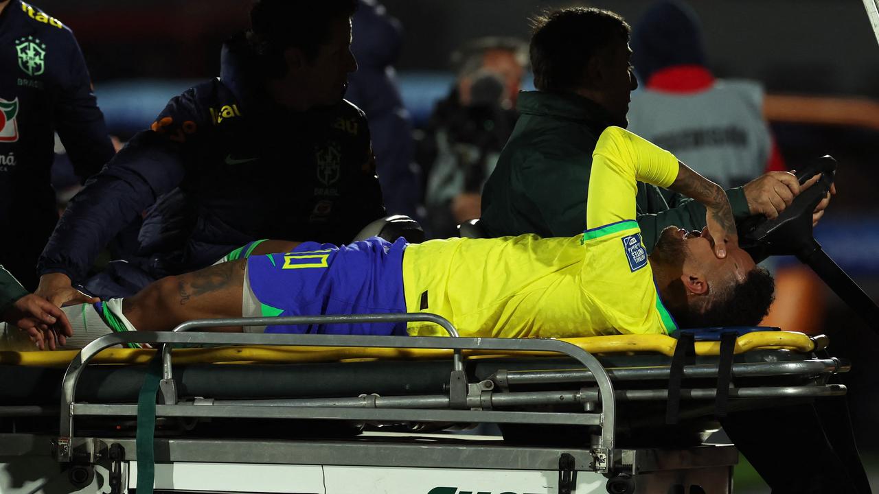 TOPSHOT - Brazil's forward Neymar leaves the field after an injury during the 2026 FIFA World Cup South American qualification football match between Uruguay and Brazil at the Centenario Stadium in Montevideo on October 17, 2023. (Photo by Pablo PORCIUNCULA / AFP)
