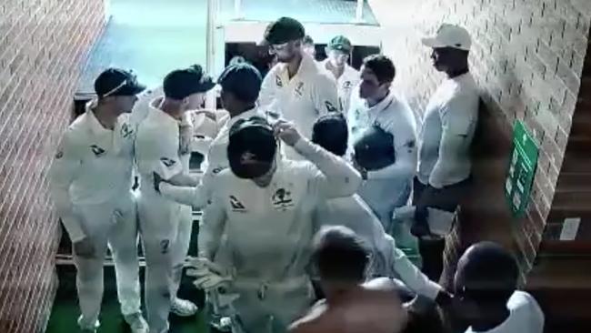 Players are forced to come between Quinton de Kock and David Warner.