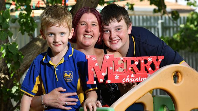 Cooper, 6, Amanda Elsner and Ethan, 13, are supported by The Smith Family. Picture: AAP/Keryn Stevens